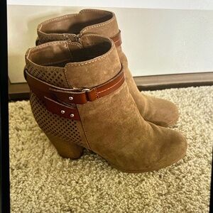 Steve Madden girl Suede Dottie Boots Size 9